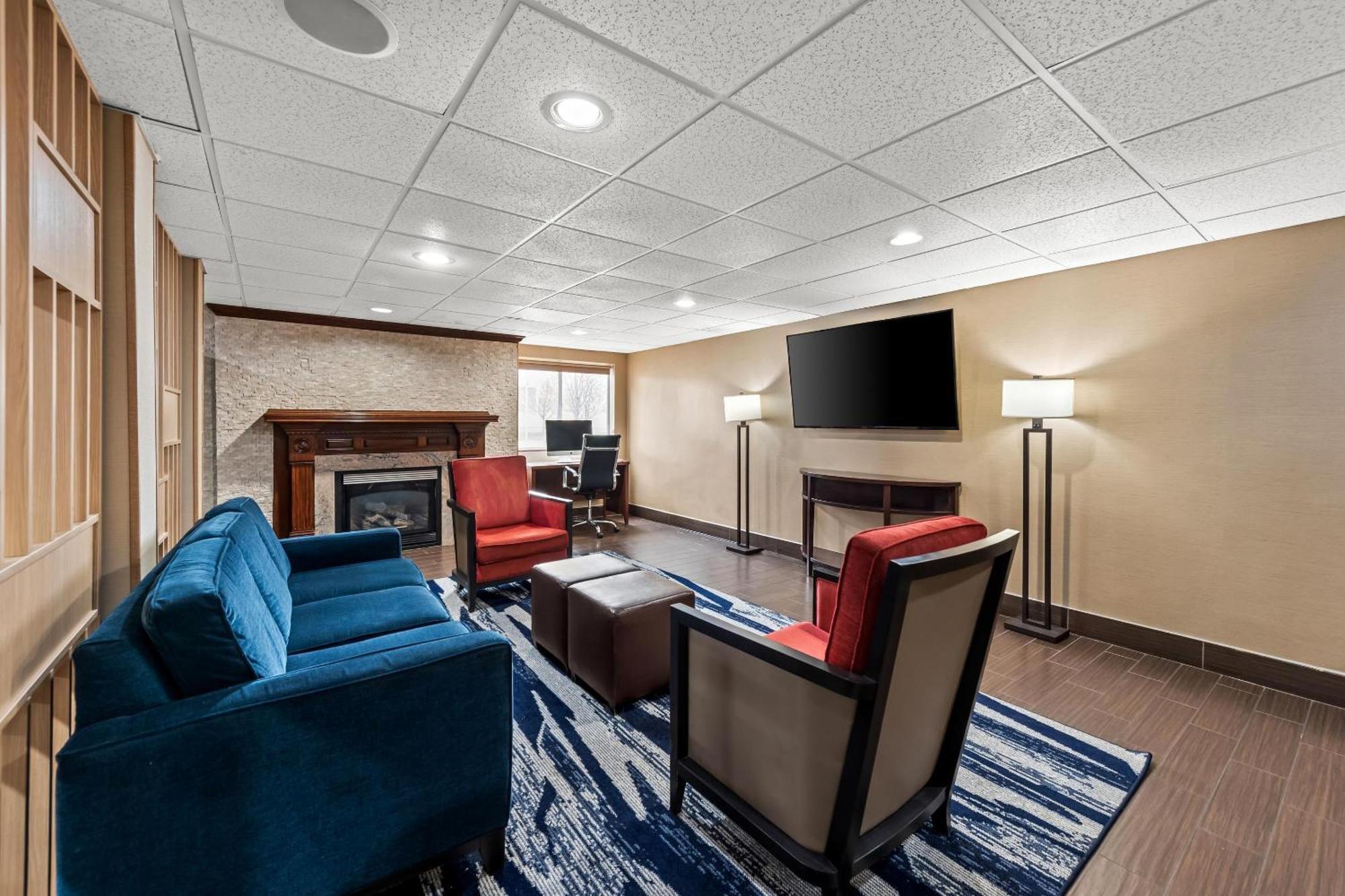 Comfort Inn & Suites Fairborn Near Wright Patterson Afb Exterior photo