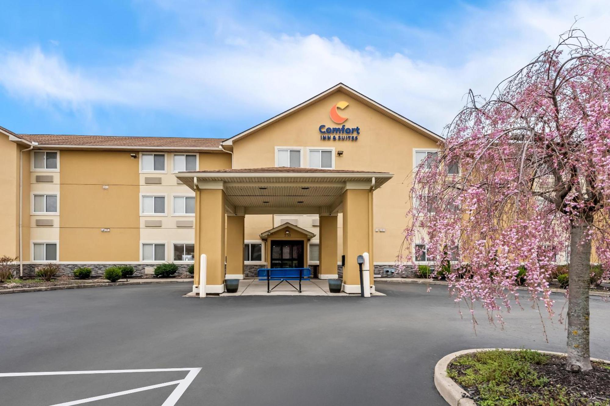 Comfort Inn & Suites Fairborn Near Wright Patterson Afb Exterior photo